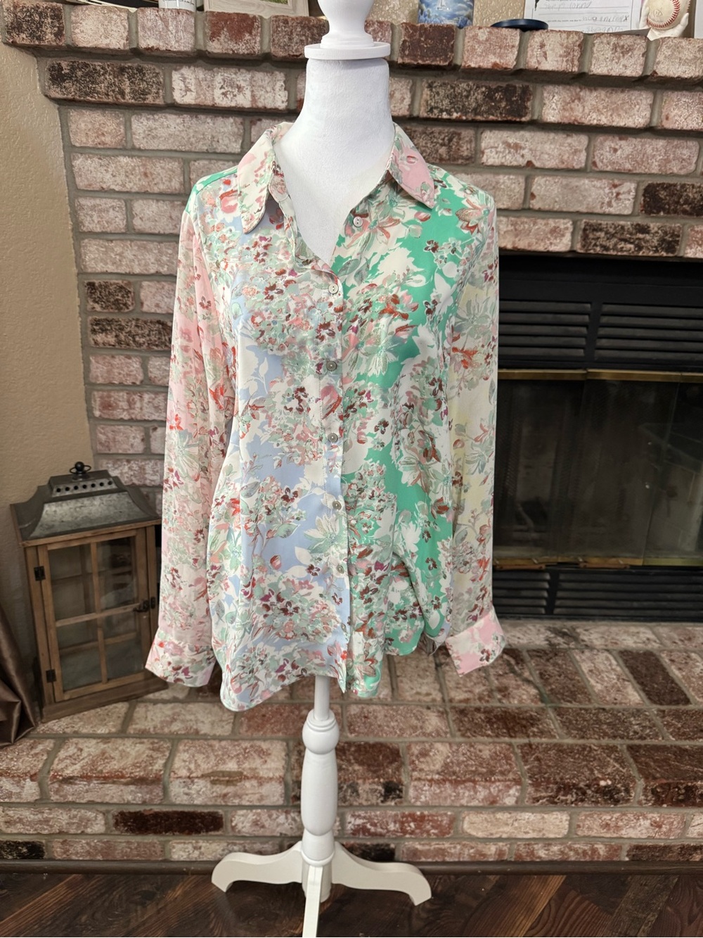 Rose & Olive NWT Floral Button-Up Blouse - Picture 2 of 6